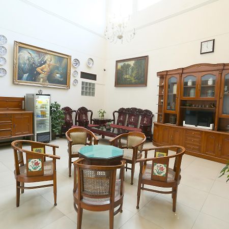 Отель Reddoorz Near Braga Street Бандунг Экстерьер фото