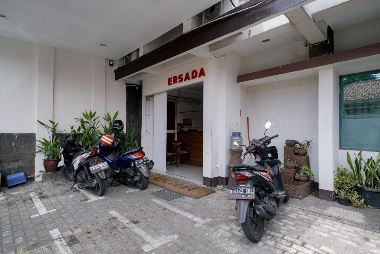 Отель Reddoorz Near Braga Street Бандунг Экстерьер фото