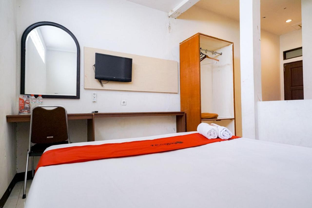 Отель Reddoorz Near Braga Street Бандунг Экстерьер фото