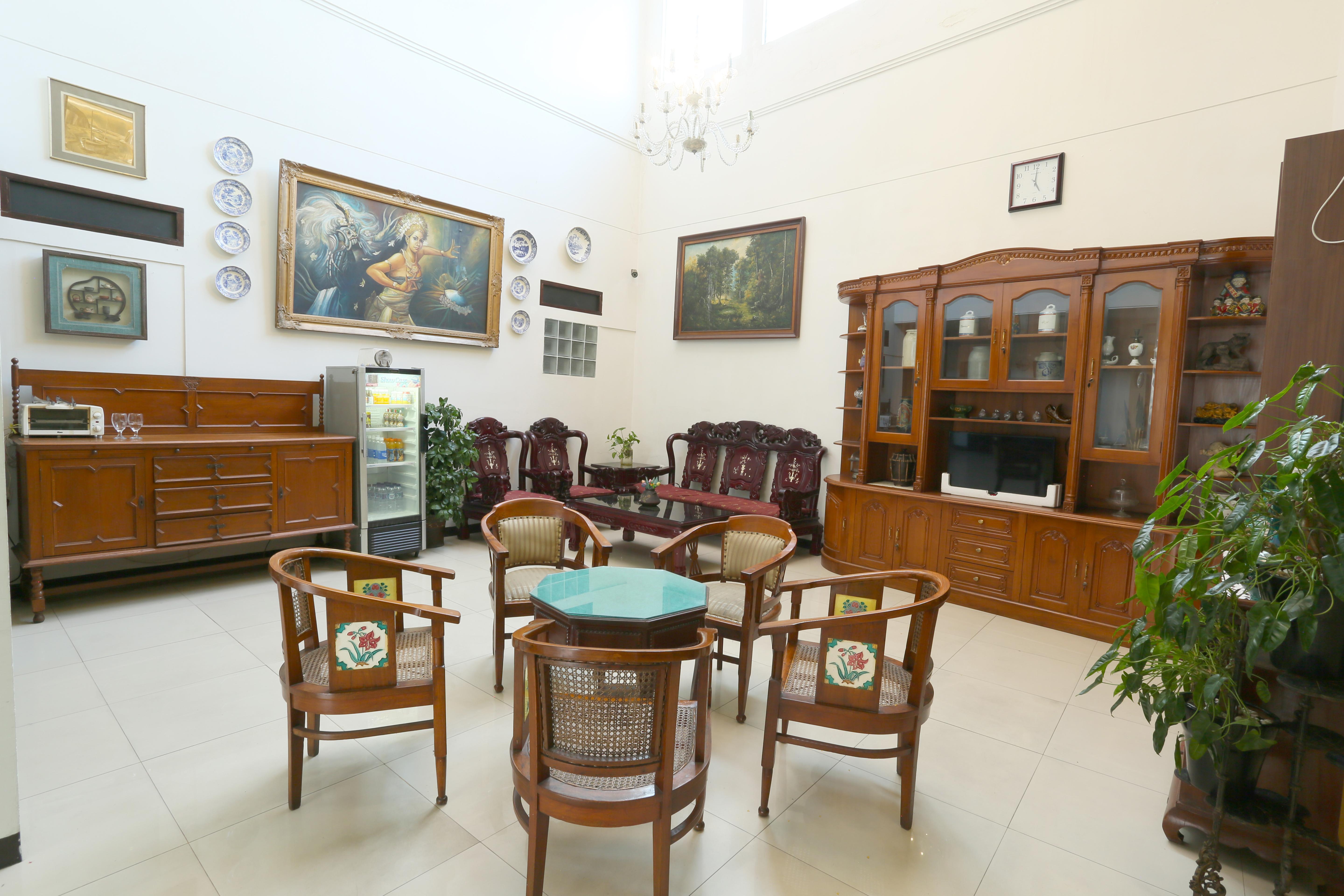 Отель Reddoorz Near Braga Street Бандунг Экстерьер фото